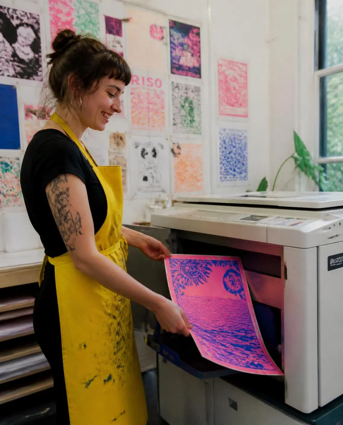 Zoé Bérubé sort une affiche de la risographe