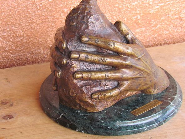 My Hands in bronze-Silvia Diaram