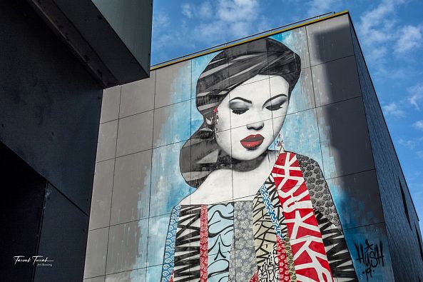 Woman on a wall-Farouk Artboxing.paris