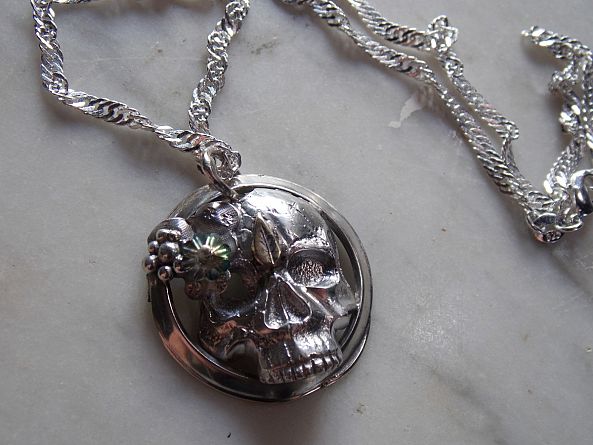 Pendentif médaillon Scull en argent et fleur de cristal -Fanny Santucci